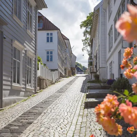 Super Cozy In Picturesque Street *