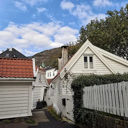 Super Cozy In Picturesque Street *